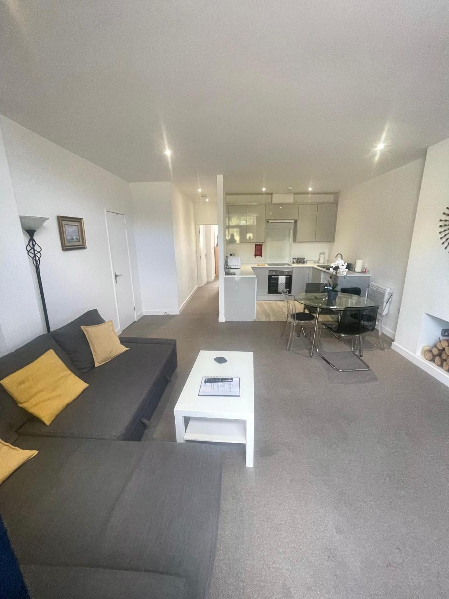 La Fontaine Court - Apartment